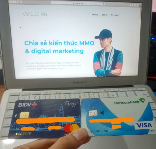 Đây là 2 thẻ visa debit và mastercard ready Ân đang sử dụng.